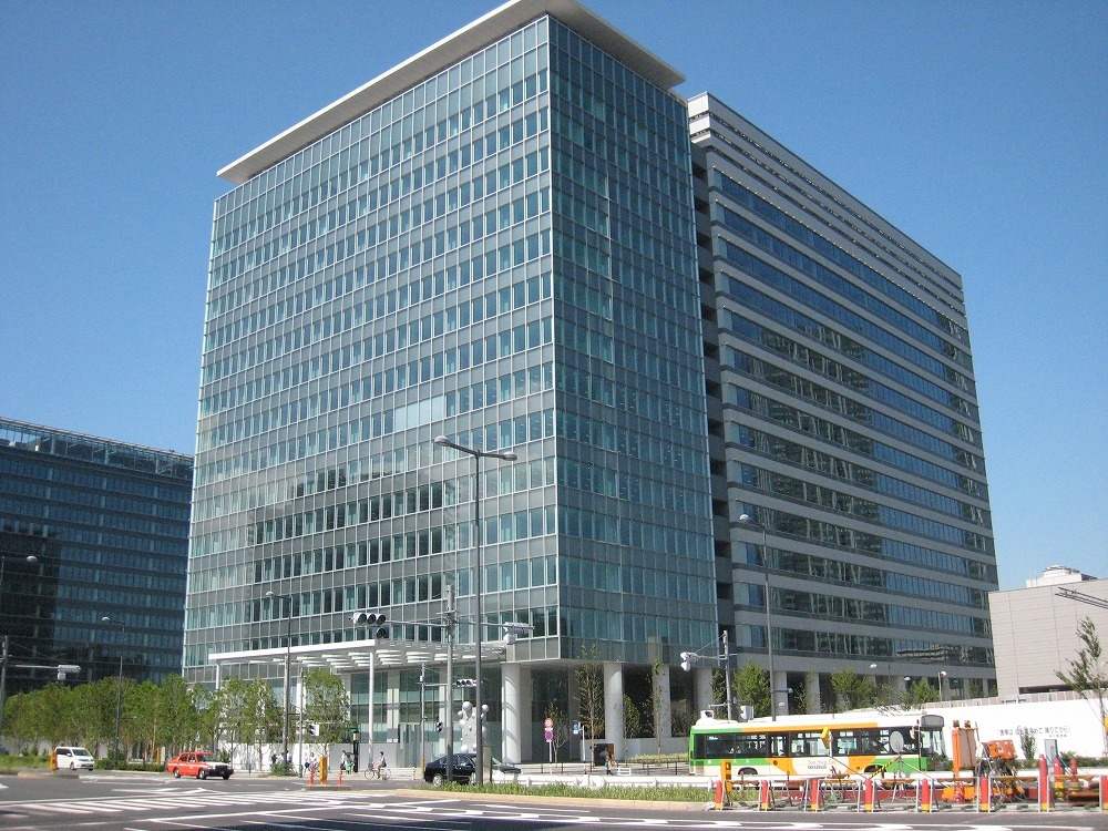  竣工した豊洲フロント。写真左奥に見えるのは、2011年に完成予定の第一生命保険が建設するオフィスビル（写真：ケンプラッツ）