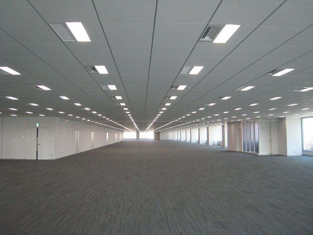  1フロア5000m2を超えるオフィス空間。奥行きが111mある。天井高は2.85m（写真：ケンプラッツ）
