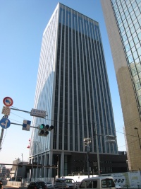 写真中央の白い建物が「新宿フロントタワー」。垂直性を基調とした外観デザインだ。左奥に分譲マンション「ザ・パークハウス新宿タワー」ができる。右側に見える建物は「西新宿8丁目プロジェクト」（写真：ケンプラッツ）