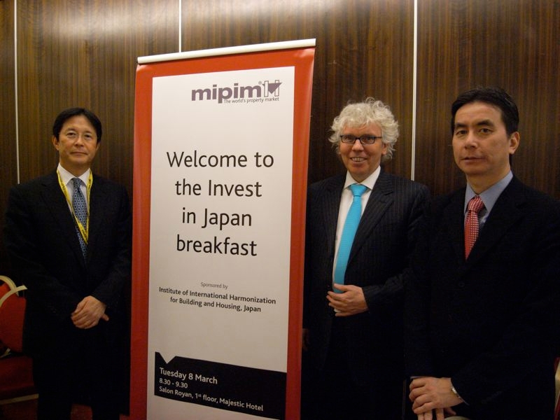  日本市場をテーマにしたセッションがMIPIMのオープニングを飾った。左から村田弘一氏（三菱商事）、Leonard Meyer氏（建造キャピタル）、松尾正俊氏（玄海キャピタルマネジメント）