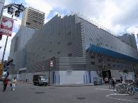 解体中の新宿コマ劇場と新宿東宝会館