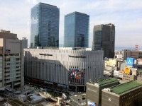 駅側から見たヨドバシ梅田。背後が建設予定地、その先がグランフロント大阪