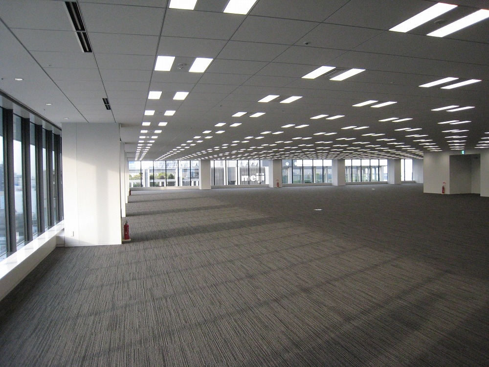  基準階面積1048坪のオフィスフロア。天井高2.8mで、高さ2.5mの開口部を確保した