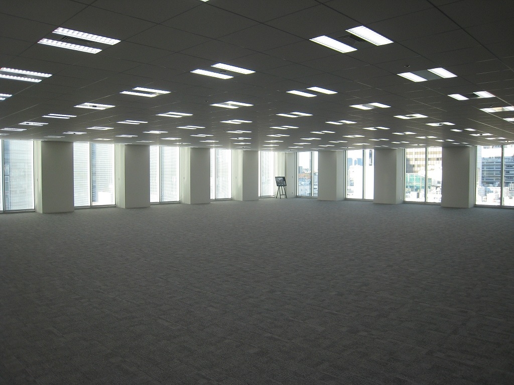  天井高2.8m。オフィスフロアのカーペットは米国の建物環境認証システムLEEDに対応した製品を使った