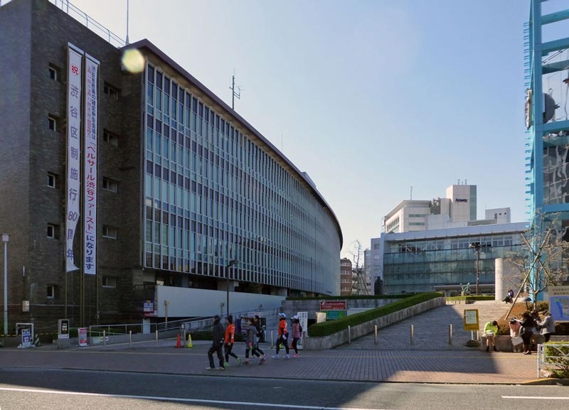  現在の渋谷区庁舎（左）と渋谷公会堂（右奥）を東側から見る。ともに建築モード研究所（2001年に経営破綻）が設計して、鹿島が施工。1964年に完成した。2013年2月に撮影（写真：日経アーキテクチュア）