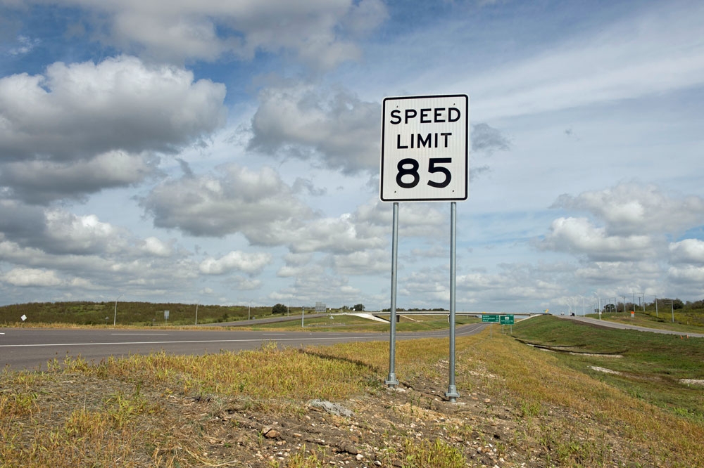  制限速度「時速85マイル」の標識を掲げるSH130（写真：Bob Daemmrich / Alamy Stock Photo）