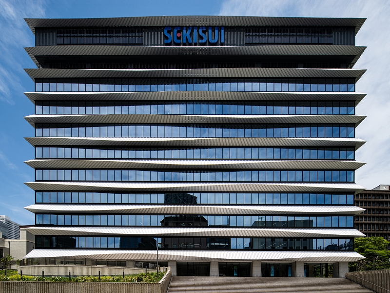 外壁にペロブスカイト太陽電池、積水化学の大阪本社ビル改修完了